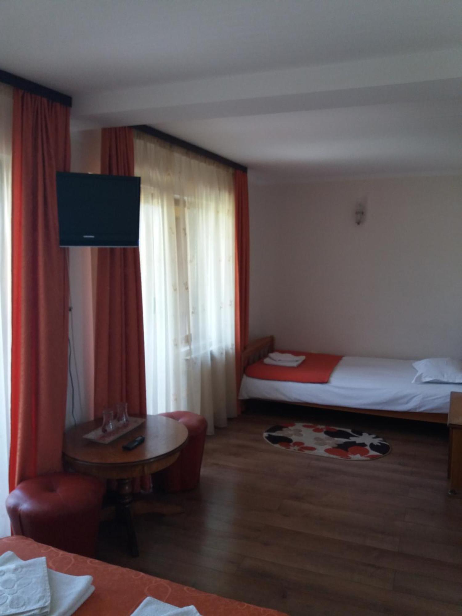 Hotel Pensiunea Alunis à Sadová Chambre photo